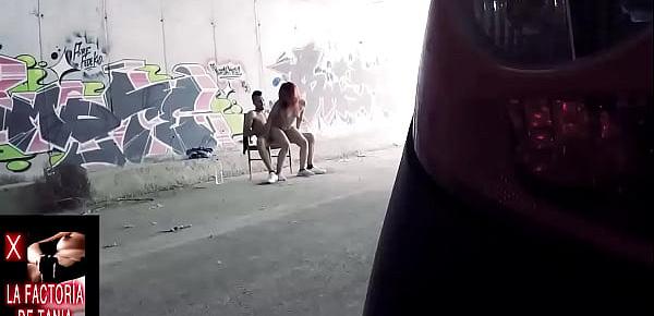  Follando en un lugar público entre graffitis